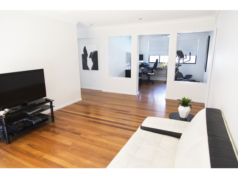 42 Bataan Circuit, Bateau Bay NSW 2261