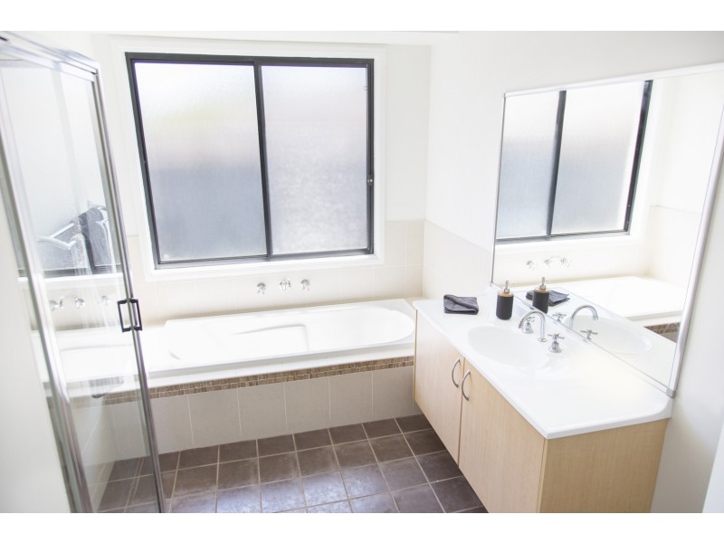 42 Bataan Circuit, Bateau Bay NSW 2261