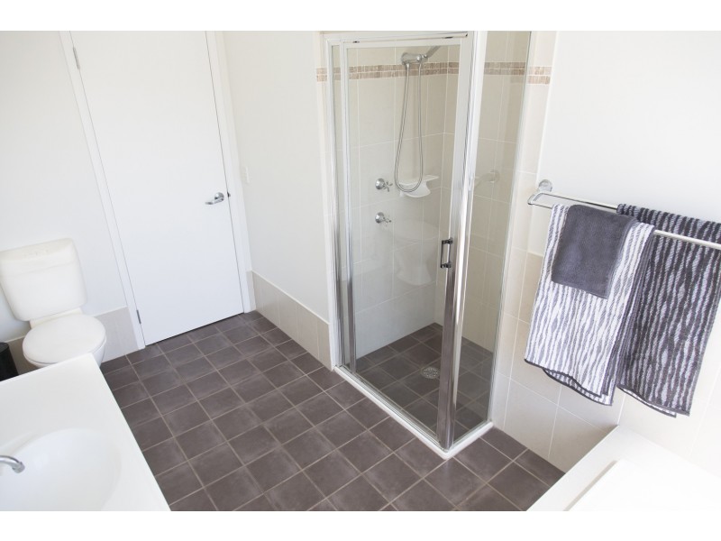 42 Bataan Circuit, Bateau Bay NSW 2261
