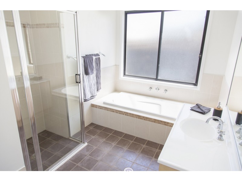 42 Bataan Circuit, Bateau Bay NSW 2261