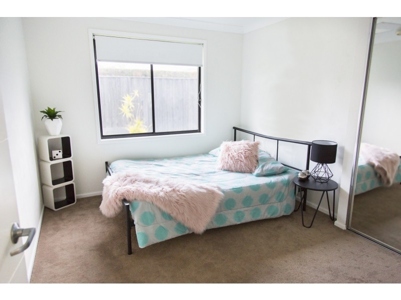 42 Bataan Circuit, Bateau Bay NSW 2261