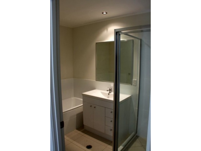 1/1 Eurella St, Pacific Pines QLD 4211