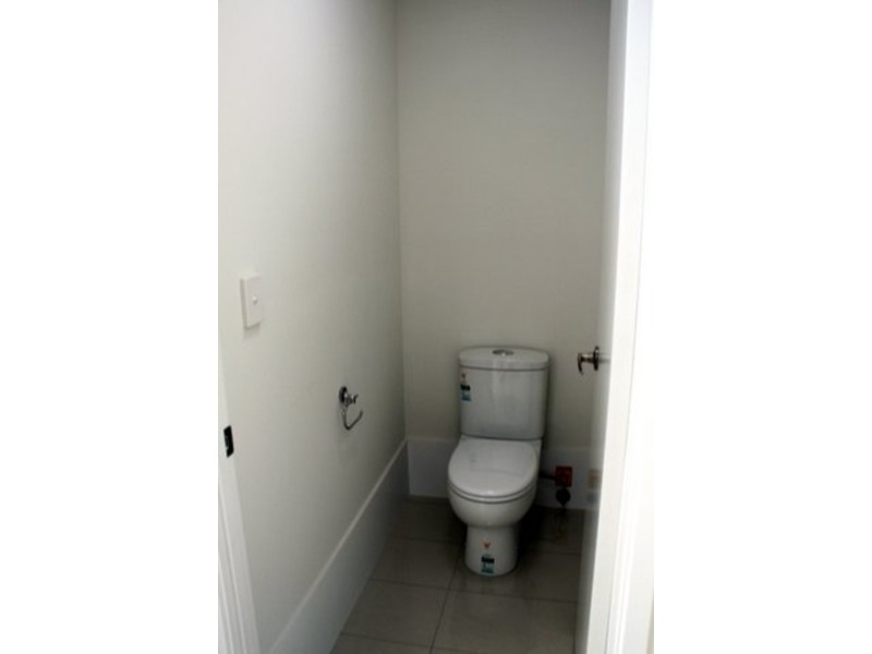 1/1 Eurella St, Pacific Pines QLD 4211