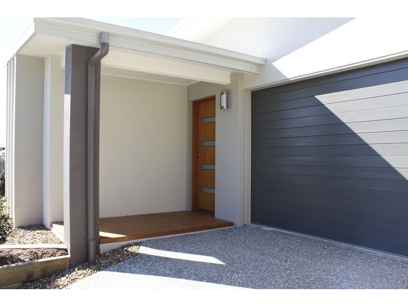 1/1 Eurella St, Pacific Pines QLD 4211