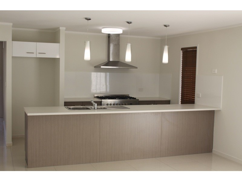 1/1 Eurella St, Pacific Pines QLD 4211