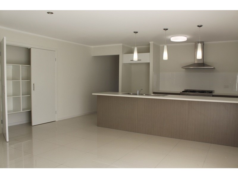 1/1 Eurella St, Pacific Pines QLD 4211