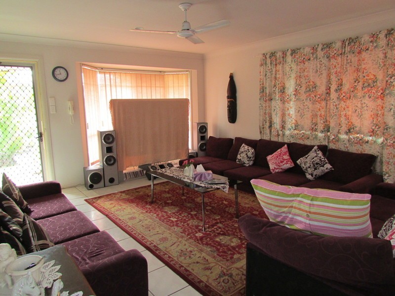 9 Lawrence Close, Robertson QLD 4109