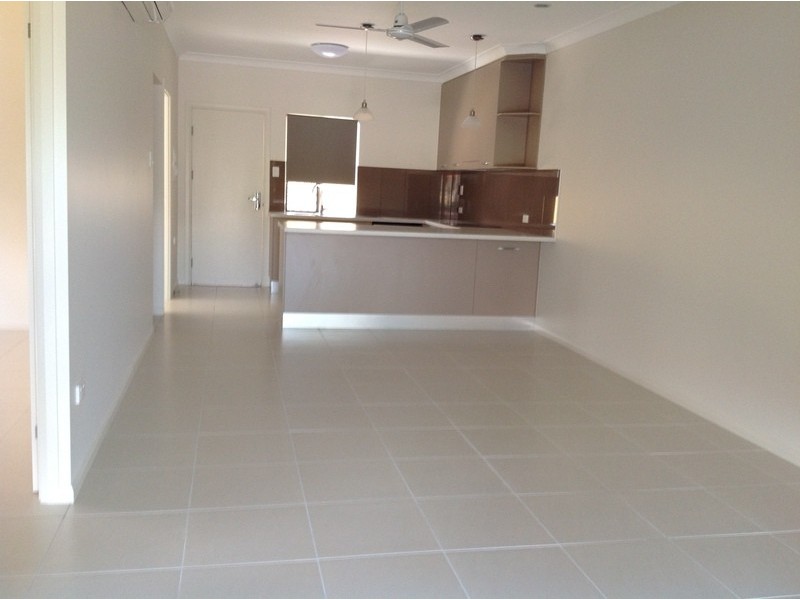 2/114 Eyre Street, North Ward QLD 4810