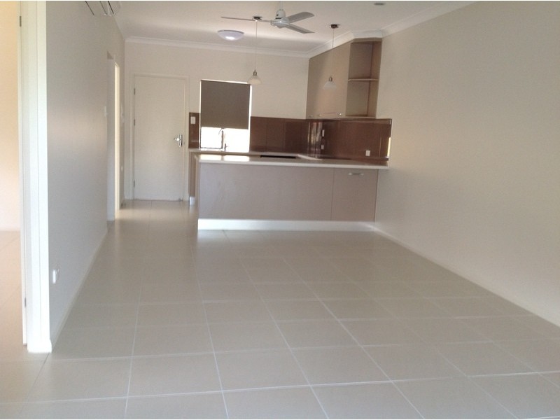 2/114 Eyre Street, North Ward QLD 4810