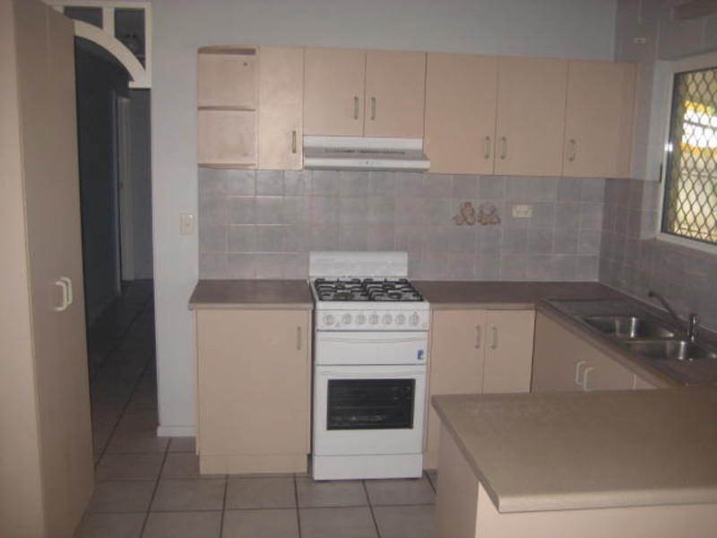 8 Leila Avenue, Rasmussen QLD 4815