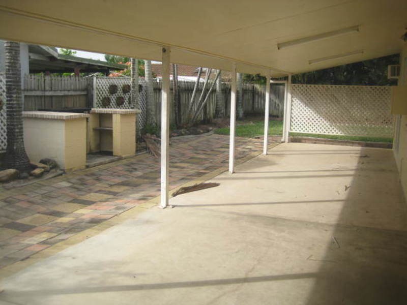 8 Leila Avenue, Rasmussen QLD 4815