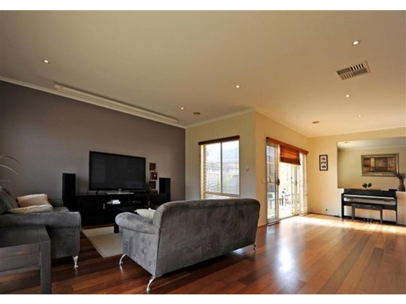 9 Saunders Crescent, Epping VIC 3076