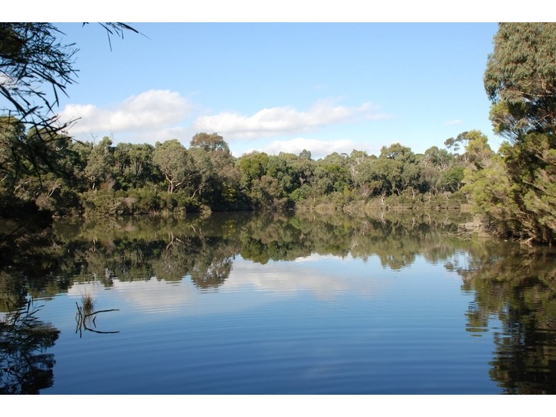105 Lake Road, Blackburn VIC 3130