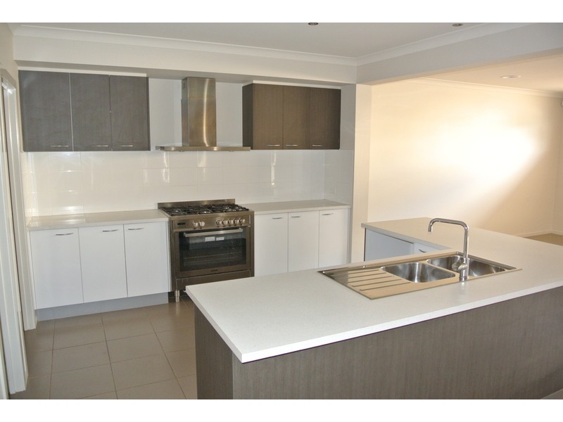 8 Trident Court, Point Cook VIC 3030