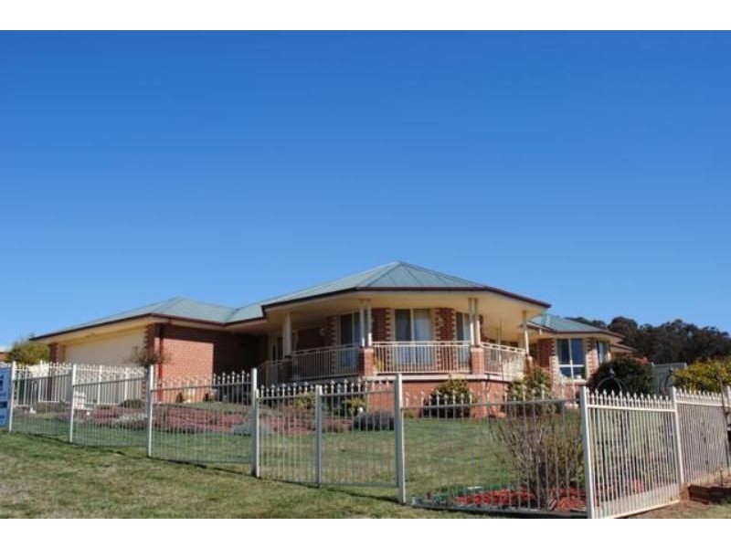 14 Piggot Place, Blayney NSW 2799