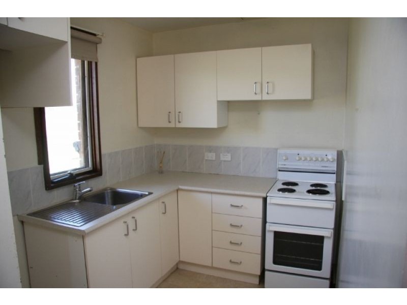 24 Ennis Way, Bathurst NSW 2795