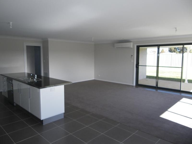 32 Robinson Court, Orange NSW 2800