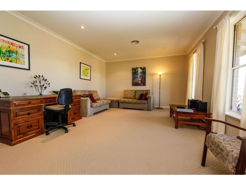 9 Valencia Drive, Orange NSW 2800