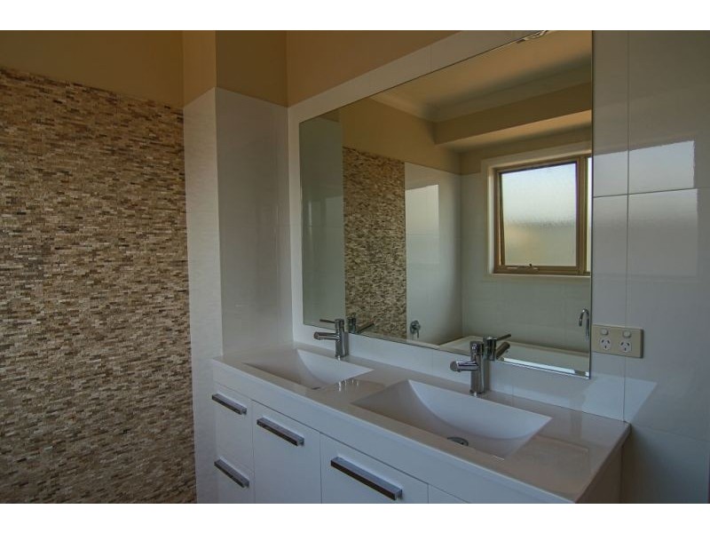 11 Collins Way, Orange NSW 2800