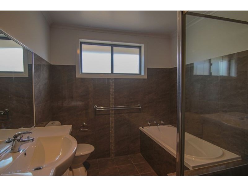 32 Botanic Way, Orange NSW 2800