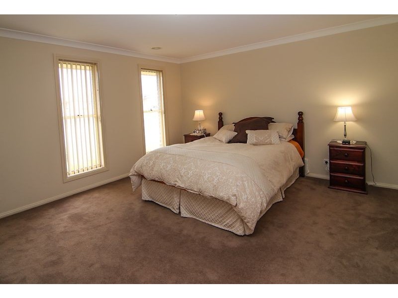 8 The Poplars Drive, Orange NSW 2800