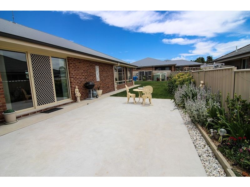 8 The Poplars Drive, Orange NSW 2800