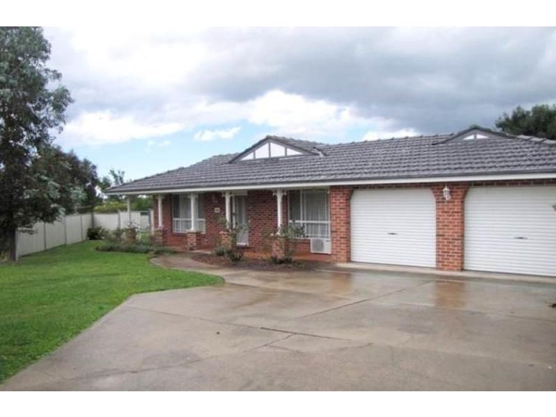 18 Hicks Close, Bathurst NSW 2795