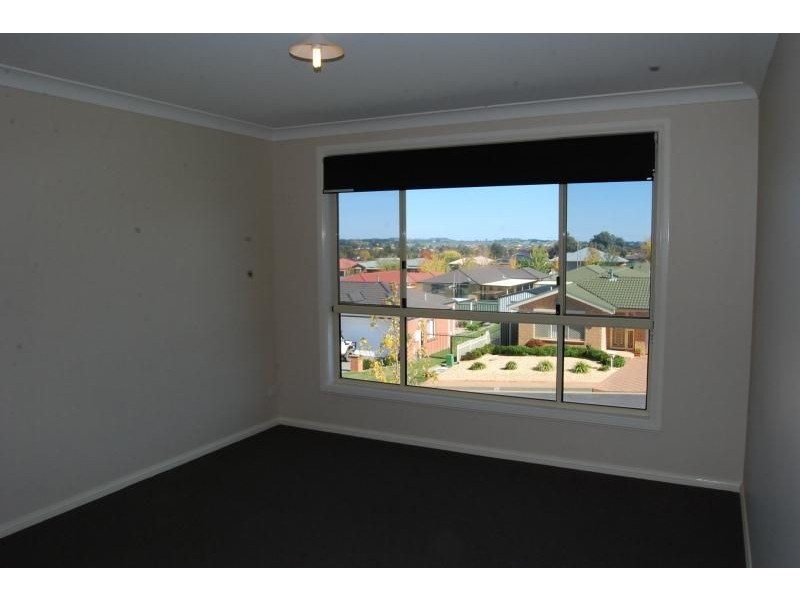 12a Booth Crescent, Orange NSW 2800