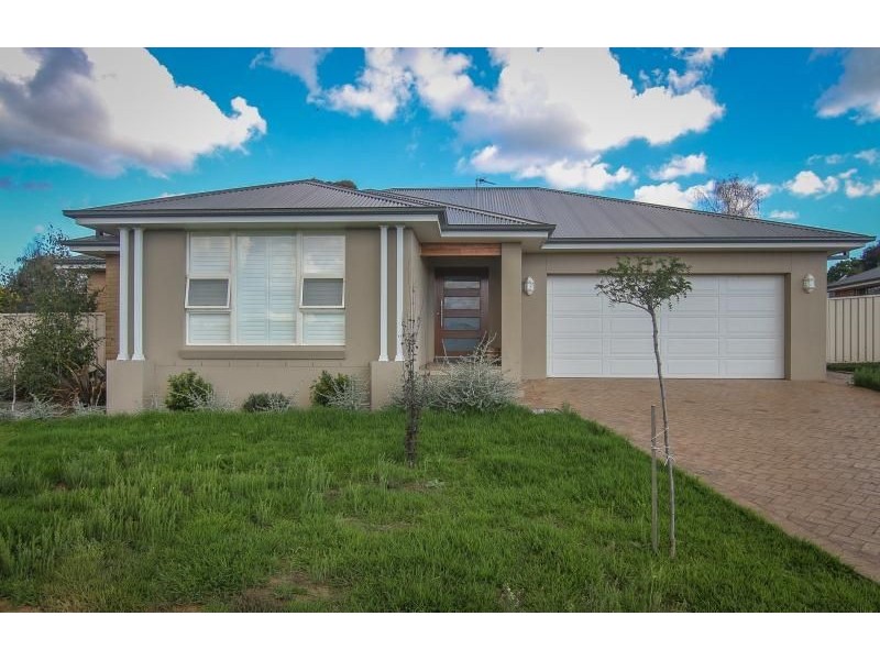 22 Robinson Court, Orange NSW 2800