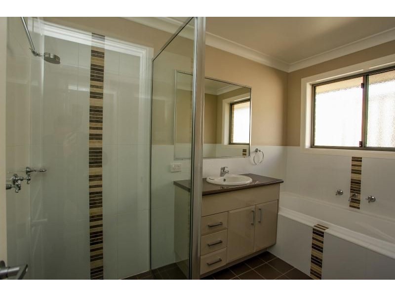27 Botanic Way, Orange NSW 2800