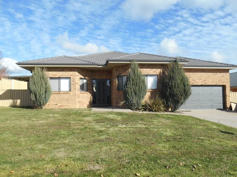 28 Bert Whiteley Place, Orange NSW 2800