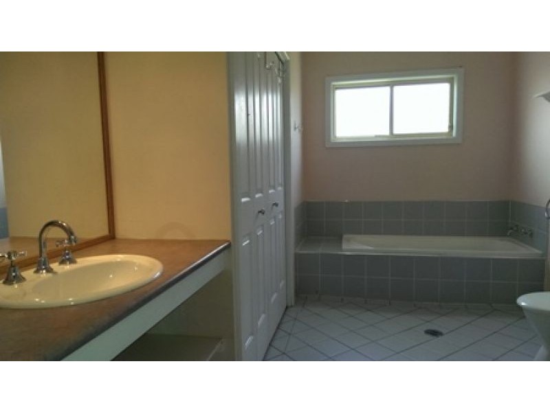 8 Kearneys Drive, Orange NSW 2800