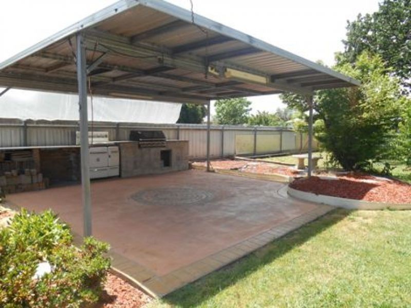 8 Kearneys Drive, Orange NSW 2800