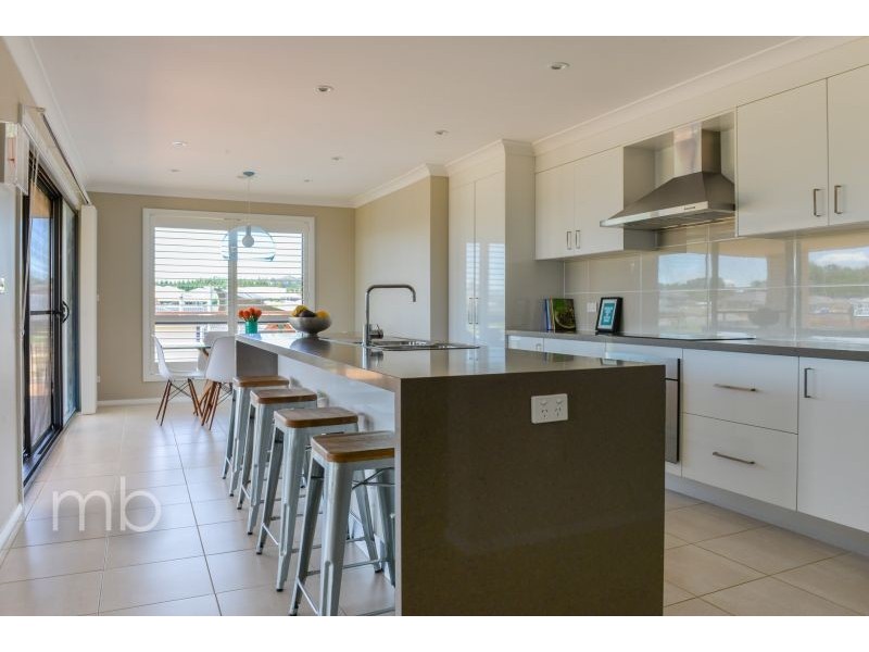 6 Collins Way, Orange NSW 2800