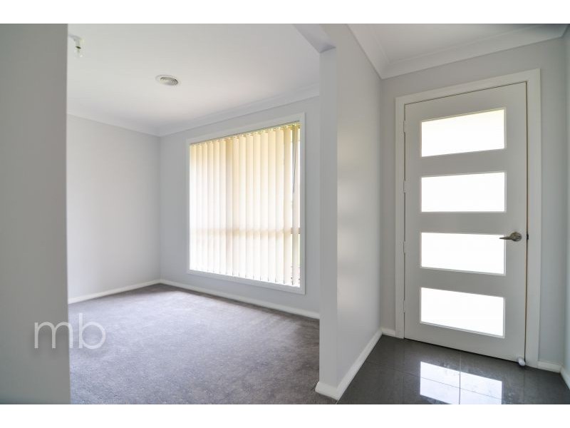 8 Glasson Drive, Orange NSW 2800