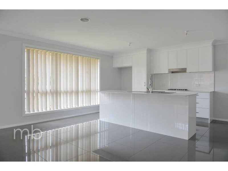 8 Glasson Drive, Orange NSW 2800