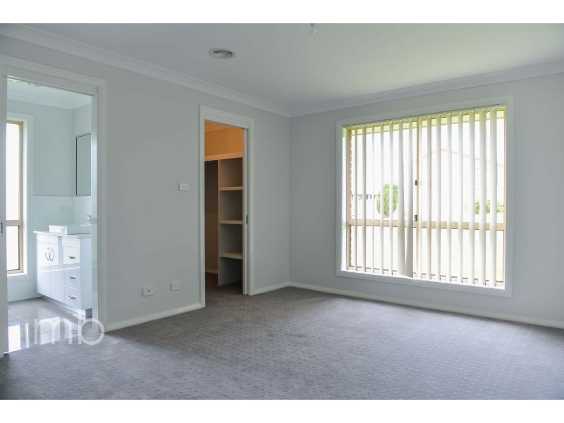 8 Glasson Drive, Orange NSW 2800