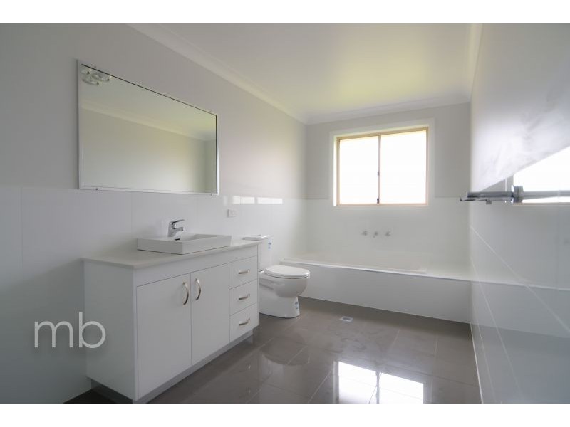 8 Glasson Drive, Orange NSW 2800