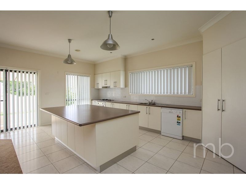 8 Valencia Drive, Orange NSW 2800