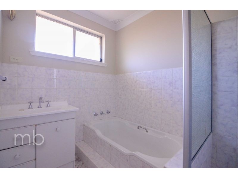 16 Sunny South Crescent, Orange NSW 2800