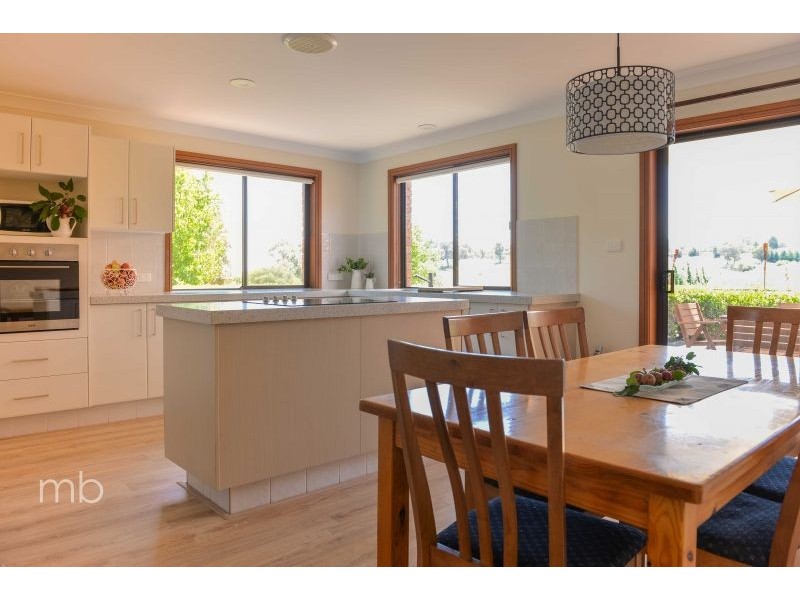 2 Don Peters Place, Orange NSW 2800