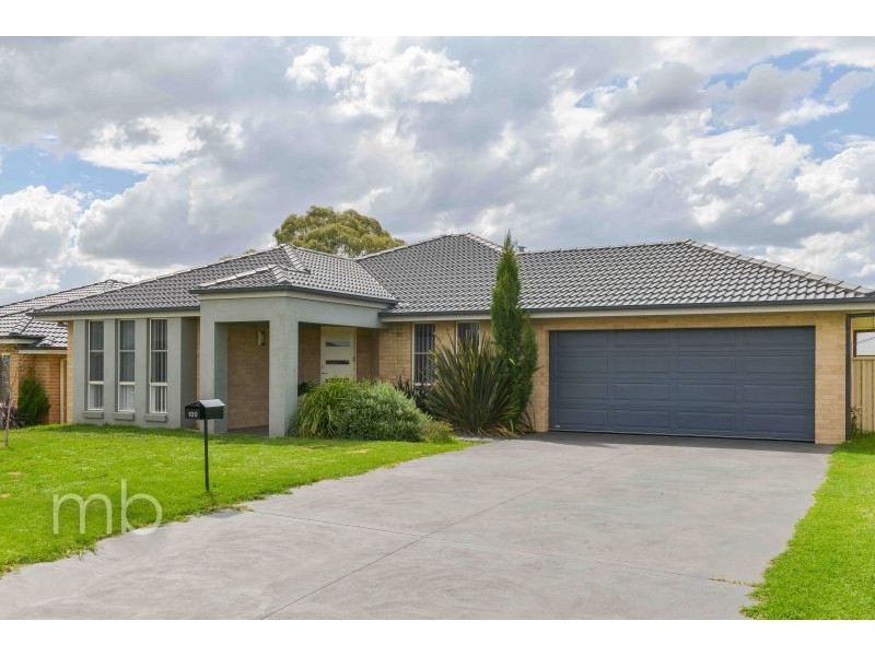 100 Diamond Drive, Orange NSW 2800