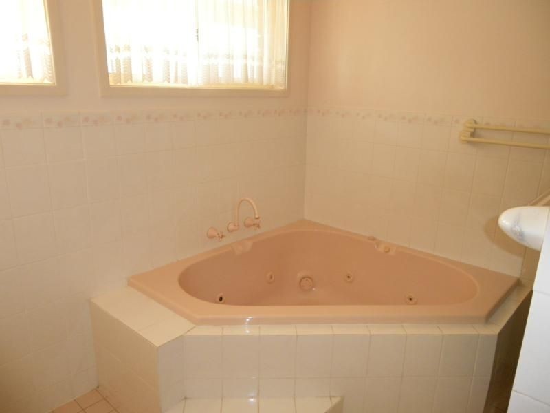 1 Samuel Close, Orange NSW 2800