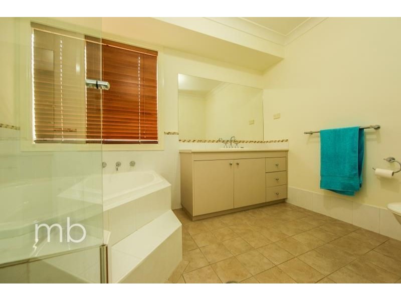 27 Bert Whiteley Place, Orange NSW 2800