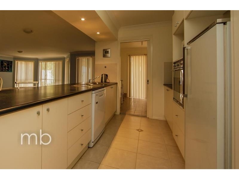 27 Bert Whiteley Place, Orange NSW 2800