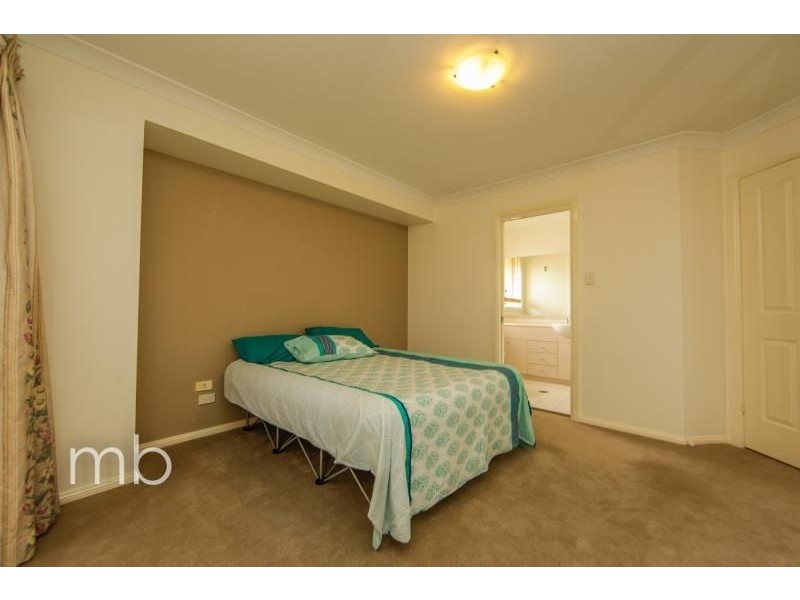 27 Bert Whiteley Place, Orange NSW 2800