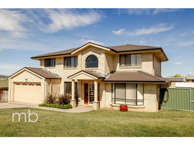 17 Booth Cresent, Orange NSW 2800