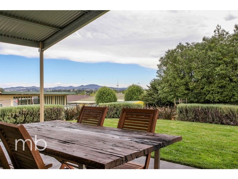 17 Booth Cresent, Orange NSW 2800