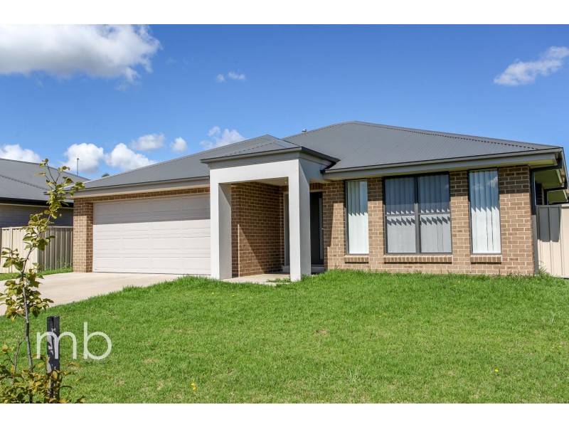 33 Robinson Court, Orange NSW 2800