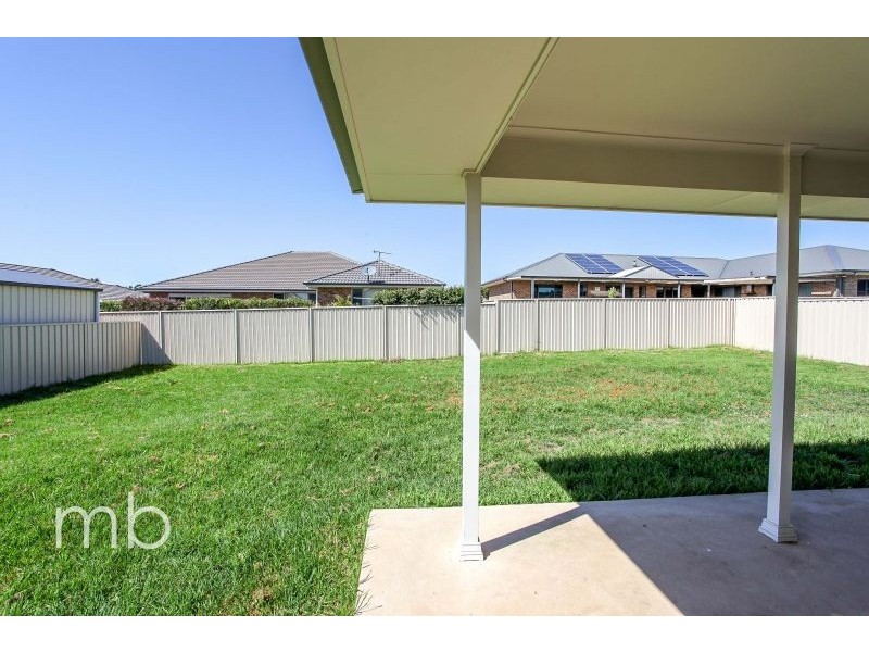 8 Agate Street, Orange NSW 2800